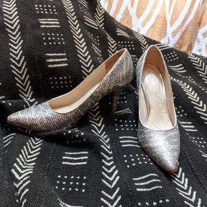 Sparkling Kelly & Katie Metallic Size 8.5 Heels